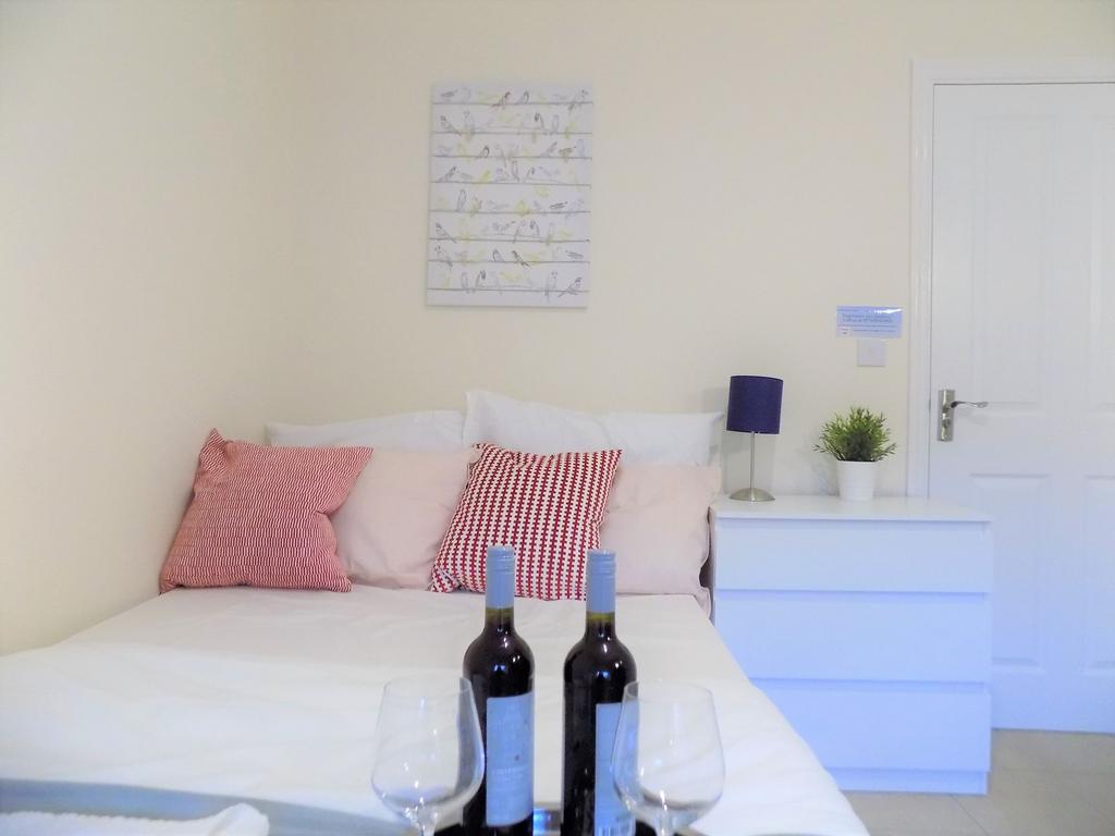 Bright, tidy double bedroom with a neatly made ...