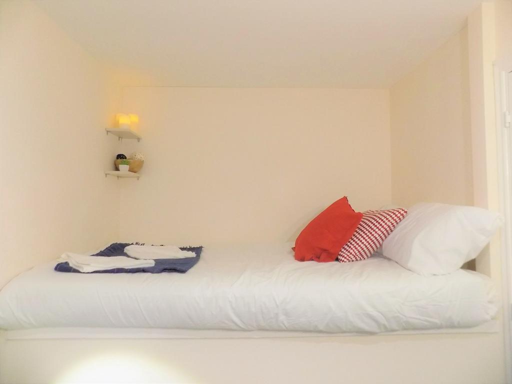 Bright, simply styled single bedroom with a nea...
