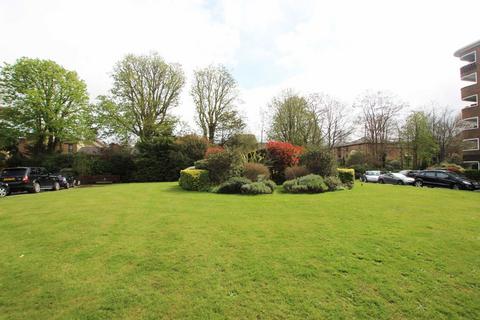 3 bedroom flat to rent, Queens Road, Richmond TW10