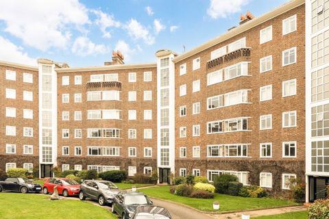 3 bedroom flat to rent, Queens Road, Richmond TW10
