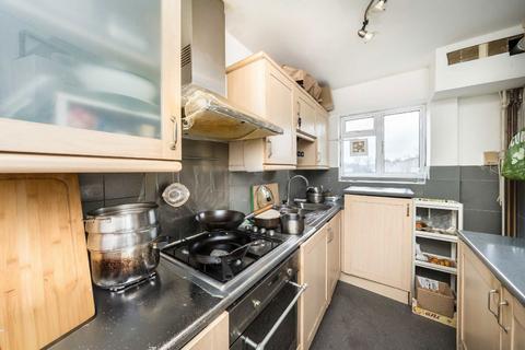 3 bedroom flat to rent, Queens Road, Richmond TW10