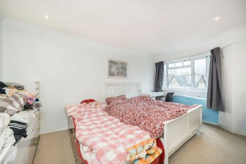 3 bedroom flat to rent, Queens Road, Richmond TW10