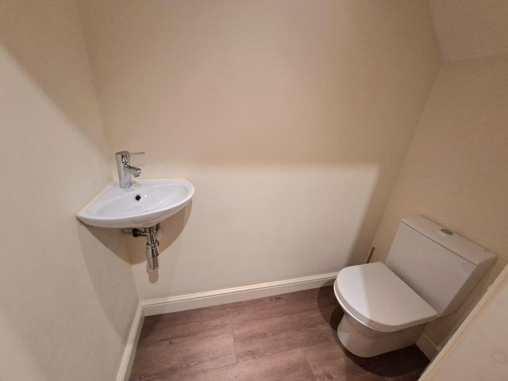 Downstairs wc/washroom