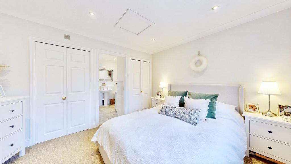 Ample space, storage, &amp; en-suite!