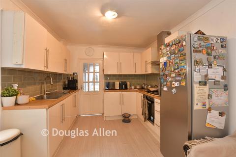 3 bedroom end of terrace house for sale, Beauchamp Road, London