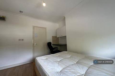 Studio to rent, Finchley Road, London, NW3