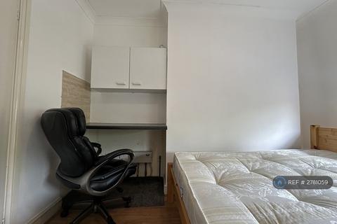 Studio to rent, Finchley Road, London, NW3
