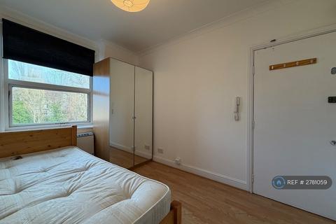 Studio to rent, Finchley Road, London, NW3