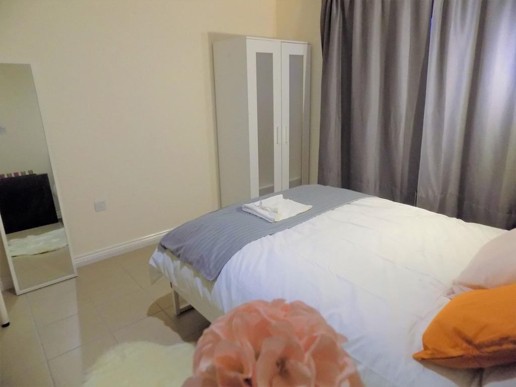 Bright, tidy double bedroom with a comfortable ...