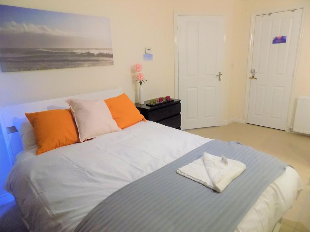 Bright, tidy double bedroom with a neatly made ...