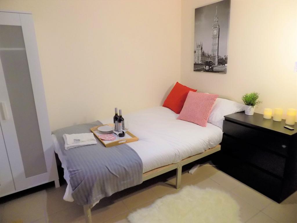 Well-presented single bedroom with a neatly mad...