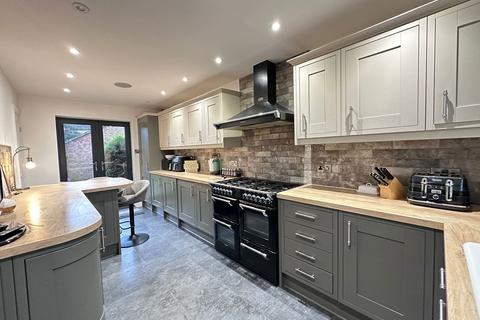 4 bedroom semi-detached house for sale, Curlew Drive, Crossgates, YO12