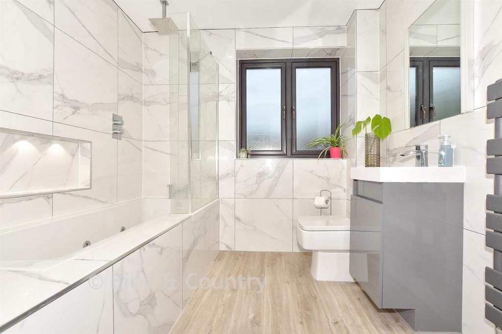 En-Suite Bathroom
