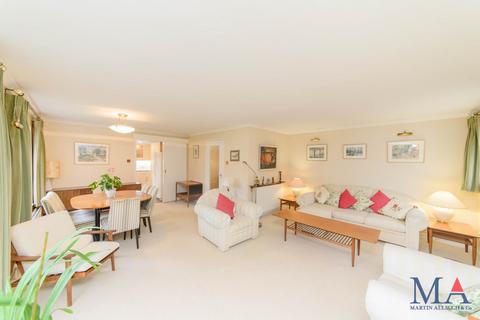 2 bedroom flat for sale, Lakeside Court, Elstree