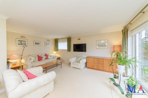 2 bedroom flat for sale, Lakeside Court, Elstree