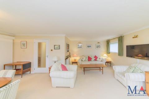 2 bedroom flat for sale, Lakeside Court, Elstree