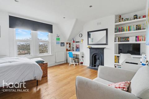 3 bedroom maisonette for sale, Champion Crescent, LONDON