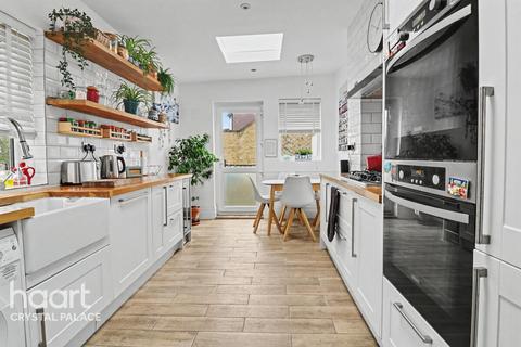 3 bedroom maisonette for sale, Champion Crescent, LONDON