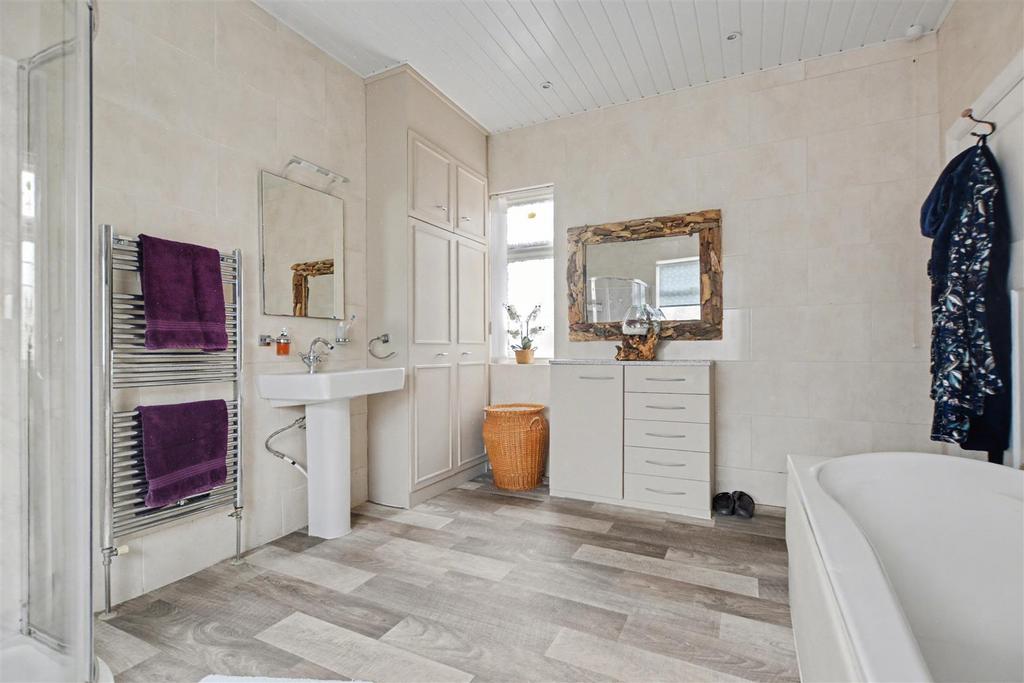 Bathroom 3.jpeg