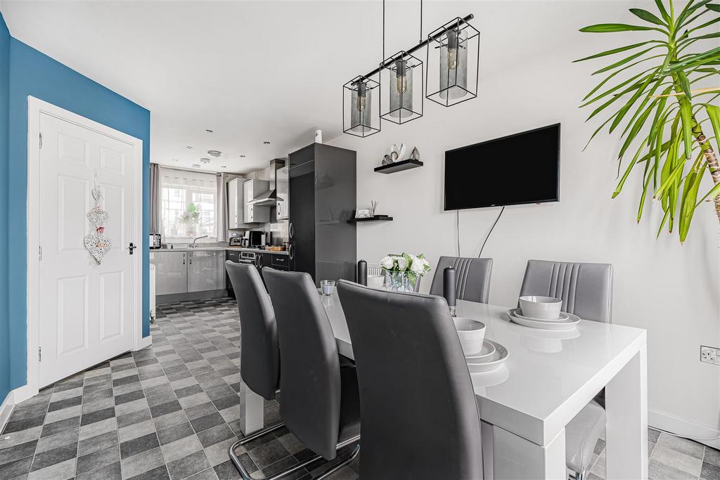 Kitchen/ Dining Room