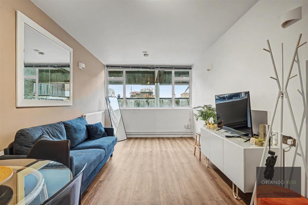 Flat 2, 2 Winter Garden House WC2 B 5 ND-7.jpg