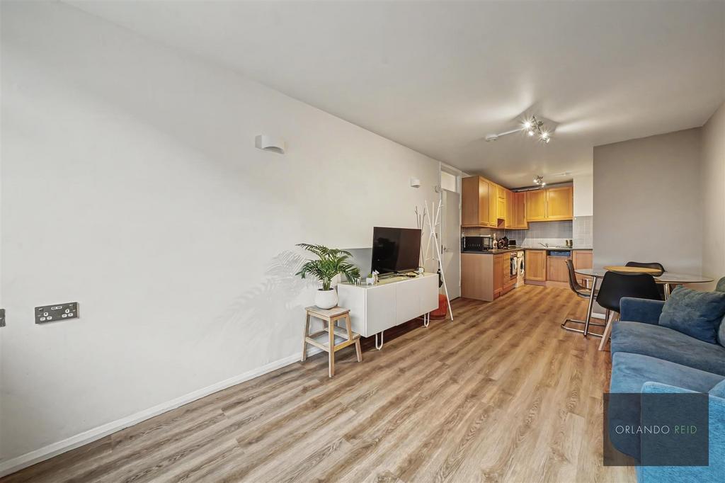 Flat 2, 2 Winter Garden House WC2 B 5 ND-11.jpg