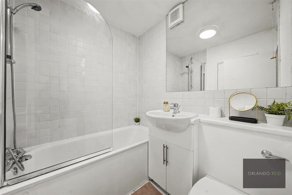 Flat 2, 2 Winter Garden House WC2 B 5 ND-5.jpg