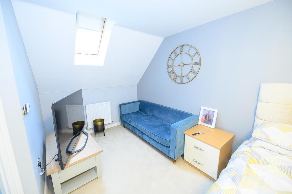 Bedroom 1 pic 3.jpg