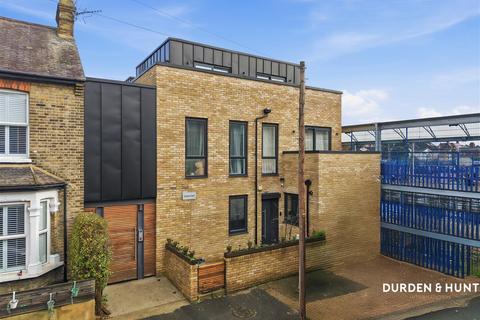 3 bedroom apartment to rent - Fifth Avenue, Manor Park E12