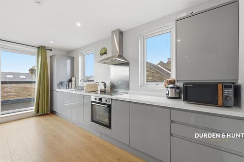 3 bedroom apartment to rent, Fifth Avenue, London E12