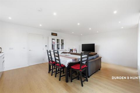 3 bedroom apartment to rent, Fifth Avenue, London E12