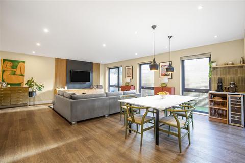 3 bedroom flat for sale, Pipit Drive, London