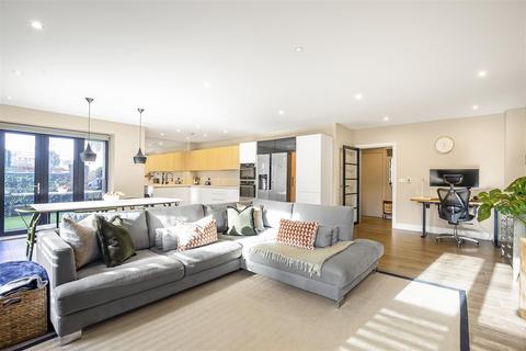 3 bedroom flat for sale, Pipit Drive, London