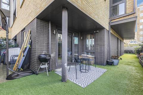 3 bedroom flat for sale, Pipit Drive, London