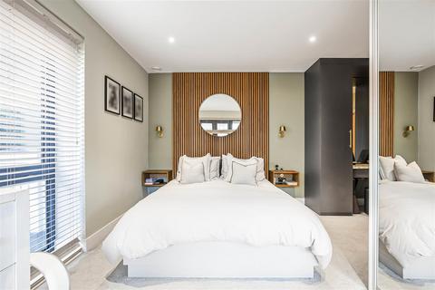 3 bedroom flat for sale, Pipit Drive, London