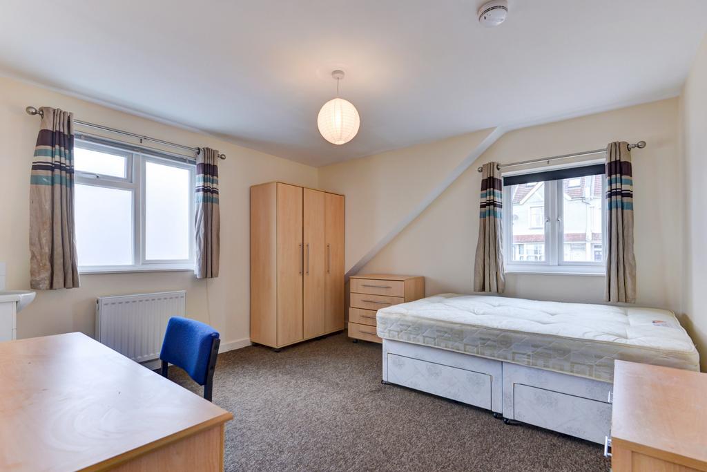Bright double bedroom with two large windows, n...