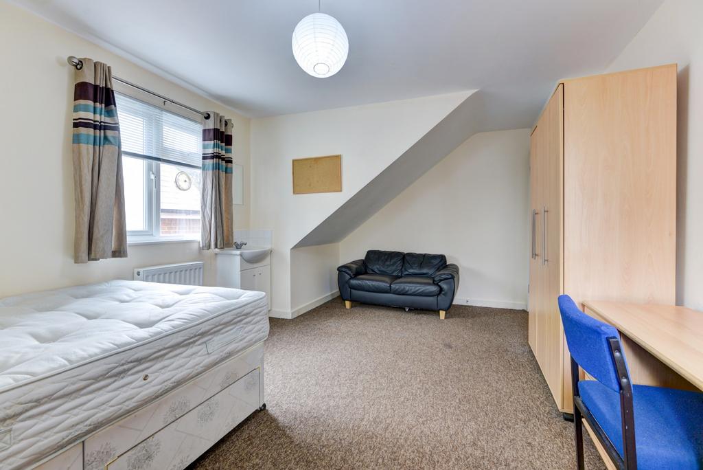 Bright, well-kept double bedroom with a comfort...