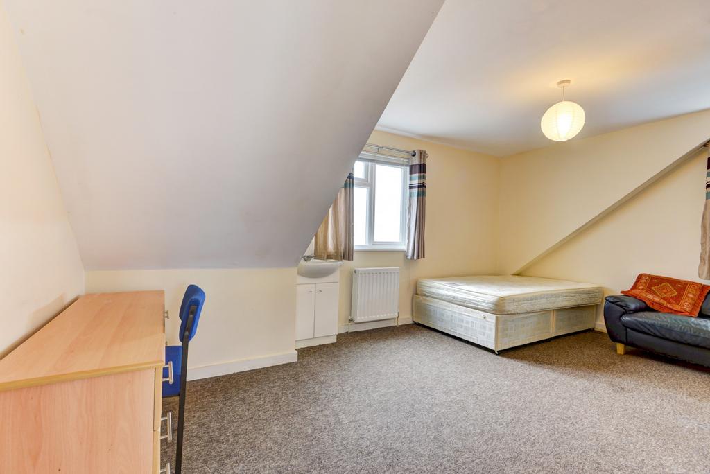 Bright, clean double bedroom with a comfortable...