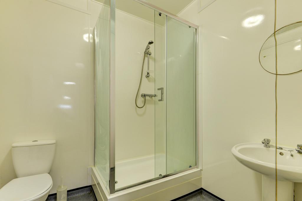 Bright, well-maintained bathroom with a modern ...