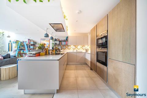 undefined, Alder Grove, Guildford GU4
