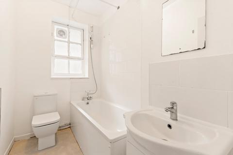 3 bedroom flat to rent, White House, Vicarage Crescent, London