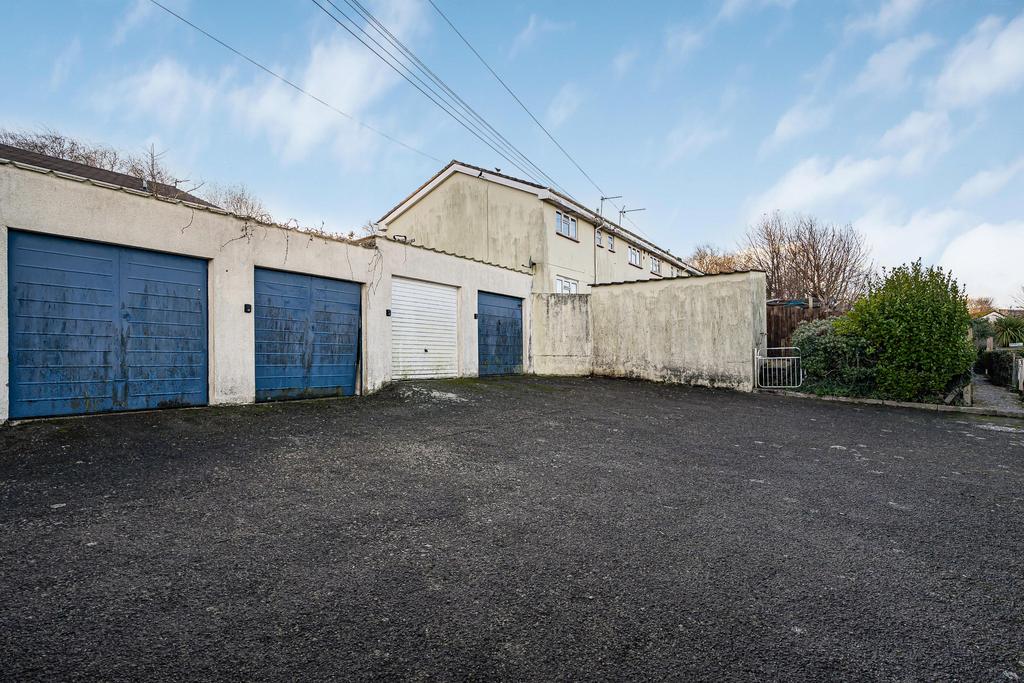 22 Garage Block