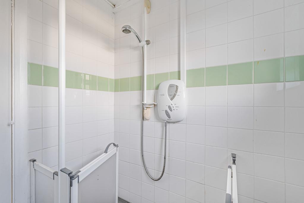 17 Shower Room