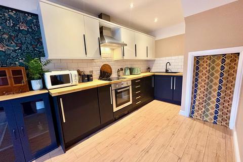 2 bedroom apartment for sale, Saddleworth Road, Greetland