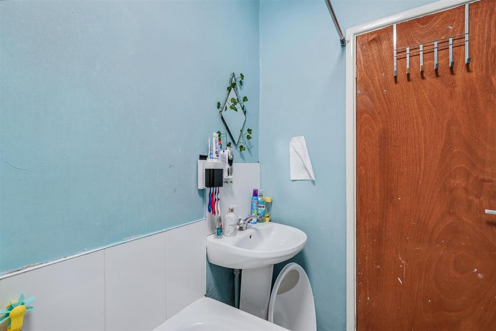 Bathroom 1 2.jpeg
