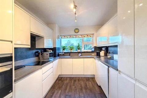 3 bedroom flat for sale, Cliff Road, Eastbourne