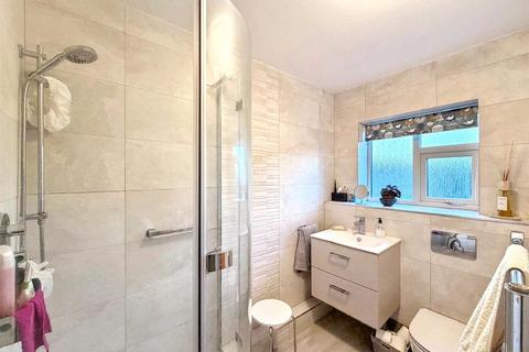 3 bedroom flat for sale, Cliff Road, Eastbourne