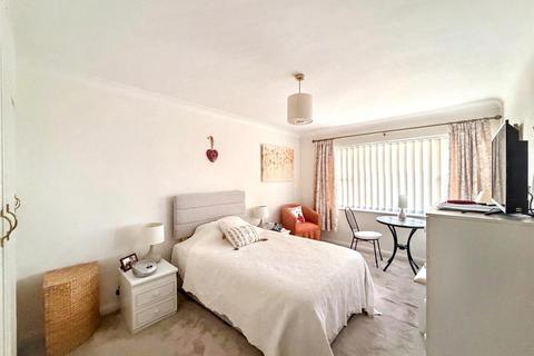 3 bedroom flat for sale, Cliff Road, Eastbourne
