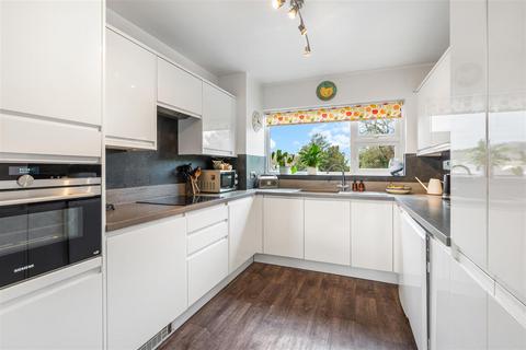 3 bedroom flat for sale, Cliff Road, Eastbourne
