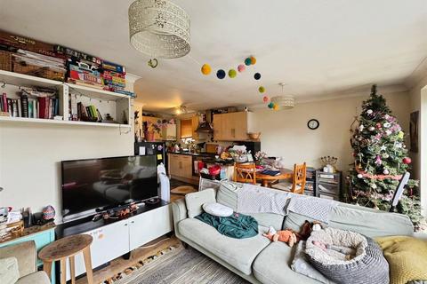 2 bedroom flat for sale, Station Road, Gillingham ME8